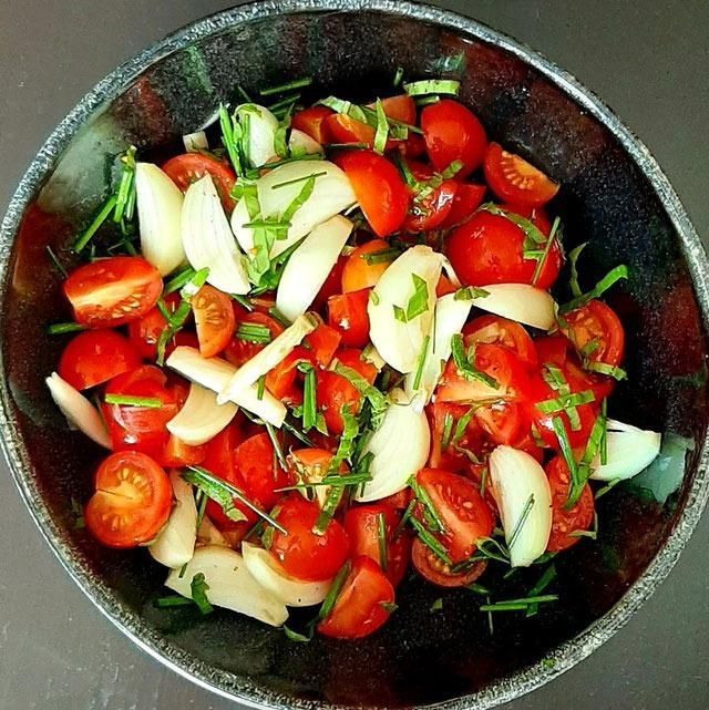 Cherry tomatoes & raw onion